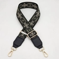 Detalle de correa ancha ajustable para bolso con diseño étnico y cierres dorados - Gancho Dorado / Negro Verde + Cuero Negro