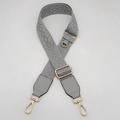 Détail de la bandoulière en jacquard gris avec motifs géométriques et boucles dorées - Gris Clair + Cuir Gris Clair