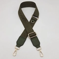 Détail de la bandoulière tressée vert foncé avec motif géométrique et mousquetons dorés - Vert Armée + Cuir Vert Armée