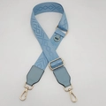 Bandoulière réglable bleu clair avec tissage géométrique et attaches dorées brillantes - Bleu Clair + Cuir Bleu Clair