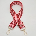 Detail eines rot-weißen Chevron-Webriemens mit goldenen Karabinerverschlüssen und Schnalle - Silberhaken / Rot & Weiß