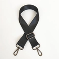 Dettaglio della tracolla regolabile in nylon nero con ganci girevoli in metallo - Nero con Finiture Canna di Fucile