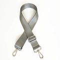 Dettaglio tracolla grigia in nylon a spina di pesce con moschettoni metallici argentati - Grigio con Finiture Argentate