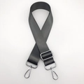 Dettaglio della tracolla in nylon grigio scuro con ganci girevoli e fibbia in metallo - Grigio Scuro + Gancio Argentato