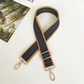 Detalle de correa ajustable para bolso con rayas moradas, verdes, amarillas y ganchos oro - Longitud aprox. 130cm / Amarillo + Gancho Dorado