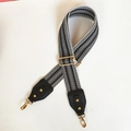 Bandoulière large réglable avec broderie géométrique noire et blanche et boucles dorées - Rayures noires avec cuir noir et crochet doré