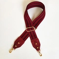 Bandoulière réglable rouge et noire à motif géométrique avec attaches métalliques dorées - Rouge vin avec cuir rouge vin et crochet doré