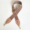 Bandoulière réglable avec tissage géométrique marron et finitions en similicuir rose - Marron + Cuir Rose + Crochet Doré