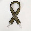 Détail de la bandoulière réglable noire et jaune avec crochets métalliques argentés - Motif Flèche Dorée & Crochet Argenté