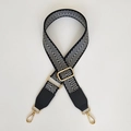 Detail van verstelbare zwart-witte visgraat geweven riem met gouden metalen draaihaken - Zwart & Wit Chevron (Zilveren Pijl + Zwart Leer)