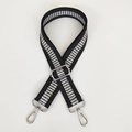 Détail d'une bandoulière noire réglable avec motifs géométriques argentés étincelants - Motif argent et noir avec crochet argenté