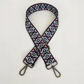 Dettaglio della tracolla in tessuto con motivo tribale e ganci in metallo canna di fucile regolabili - Lunghezza circa 130cm / Fantasia Multicolore A1 Con Accessori Gunmetal