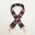 Dettaglio tracolla etnica a righe con ganci a moschettone e fibbia in metallo oro - Lunghezza circa 130cm / Fantasia Multicolore A3 Con Accessori Oro