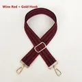 Dettaglio della tracolla regolabile rosso vino e nero con fibbie dorate lucide - Gancio Argentato / Geometrico Rosso Vino Nero