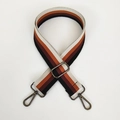 Makroaufnahme des verstellbaren gewebten Gurtes mit Streifenmuster und dunklen Metallteilen - Schwarz & Braun Streifen (Gunmetal-Haken)