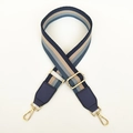 Verstelbare brede tasriem met blauw-beige strepen en goudkleurige musketonhaken - Blauwe Strepen + Blauw Leer