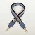Detail van verstelbare brede schouderriem met blauwe en beige strepen en gouden haken - Blauwe Strepen + Lichtblauw Leer