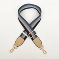 Detail van verstelbare nylon gestreepte schouderriem met goudkleurige metalen gespen - Blauwe Strepen + Khaki Leer