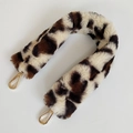 Dettaglio della tracolla in pelliccia sintetica leopardata con ganci in metallo dorato - Lunghezza Circa 40cm / Leopardo Bianco Sporco + Gancio Oro