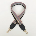 Detail van verstelbare gestreepte tasriem met roze, blauwe strepen en gouden metalen gesp - Zwart & Roze Gestreepte + Zwart Leer