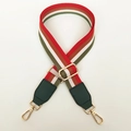 Detail van verstelbare gestreepte tasriem met gouden haken en groene lederen uiteinden - Rood & Groen Gestreepte + Groen Leer