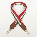 Detail van de verstelbare brede schouderriem met rood-groene strepen en gouden gespen - Rood & Groen Gestreepte + Bruin Leer