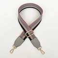Detail van verstelbare brede gestreepte riem met gouden karabijnsluitingen en leren uiteinden - Zwart & Roze Gestreepte + Grijs Leer