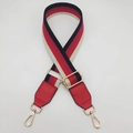 Detail van verstelbare brede schouderriem met gekleurde strepen en gouden metalen haken - Zilveren Haak / Zwart & Rood Gestreepte + Rood Leer