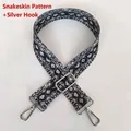Detailsicht des verstellbaren Taschenriemens mit Schlangenmuster und Silberhaken - Schlangenmuster (Silberner Haken)