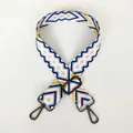 Dettaglio della tracolla regolabile con motivi geometrici e ganci in metallo - Modello A20 (Gancio Gunmetal)