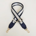 Detail van de verstelbare blauw en zilver gestreepte nylon tasriem met gouden haken - Blauw / Zilveren Haak