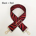 Détail de la bandoulière en nylon zébré rouge et noir avec crochets dorés - Noir + Rouge + Crochet Doré