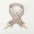 Nahaufnahme der beigeweißen geometrischen Taschenriemen mit goldenen Metallschnallen - Beige & Weiß Geometrisch (Nr. 7 + Goldener Haken)