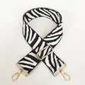 Détail d'une bandoulière ajustable motif zèbre noir et blanc avec attaches en alliage doré - Noir + Blanc + Crochet Doré
