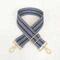 Details des marineblauen und weißen gewebten Taschenriemens mit goldenen Karabinerhaken - Marineblau & Weiß Fischgrätenmuster (Nr. 13 + Goldener Haken)