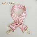 Détail d'une bandoulière motif zèbre rose et blanc avec mousquetons métalliques dorés - Rose + Blanc + Crochet Doré