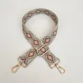 Detail eines verstellbaren Schultergurts mit Rautenmuster und goldenen Karabinern - Mehrfarbiger Ethno Geometrischer Stil (A40+Goldener Haken)
