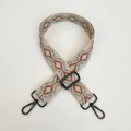 Detail eines verstellbaren breiten Schultergurts mit Rautenstickerei und schwarzen Haken - Mehrfarbiger Ethno Geometrischer Stil (A40+Gunmetal Haken)