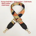 Detalle de correa ancha de jacquard naranja y dorado con mosquetones metálicos dorados - Naranja Oro Camuflaje