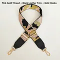 Detalle de correa de bolso de camuflaje ajustable con hilo de oro rosa y puntas de cuero - Rosa Oro Camuflaje