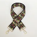 Dettaglio del ricamo floreale colorato su tracolla larga nera con ganci in metallo oro - Modello Multicolore A47 (Gancio Oro)
