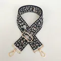 Dettaglio tracolla larga ricamata a fiori con ganci in metallo dorato di qualità - Modello Floreale Bianco A48 (Gancio Oro)