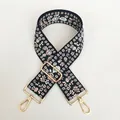 Dettaglio della tracolla ricamata etnica con ganci dorati e fibbia regolabile - Fiori Rosa Bianco A49 (Gancio Oro)