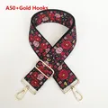 Dettaglio del ricamo floreale etnico su tracolla nera con ganci metallici dorati - Ricamo Rosso Giallo A50 (Gancio Oro)