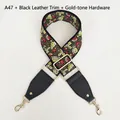 Dettaglio della tracolla ricamata a fiori con pelle nera e ganci metallici dorati - A47 Rosso Foglia Verde Floreale (Pelle Nera & Gancio Dorato)