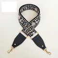 Dettaglio della tracolla ricamata con pelle nera e ganci in metallo dorato lucido - A49 Base Nera Rosa Beige Floreale (Pelle Nera & Gancio Dorato)