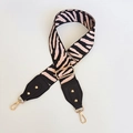 Tracolla larga regolabile con stampa zebrata, borchie e ganci a moschettone oro - Stampa Zebra (108) / Rosa Chiaro e Pelle Nera Con Gancio Dorato