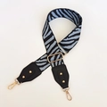 Dettaglio della tracolla regolabile zebrata con borchie dorate e terminali in pelle - Stampa Zebra (108) / Blu Grigio e Pelle Nera Con Gancio Dorato