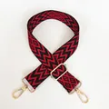 Dettaglio tracolla in jacquard rosso e nero con ganci in metallo dorato regolabili - A73 (Gancio Dorato)