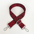 Dettaglio della tracolla larga intrecciata rossa e nera con moschettoni in metallo argento - A73 (Gancio Argentato)